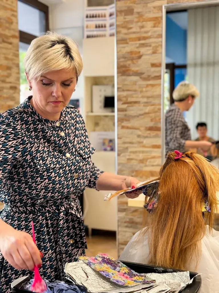 Gaga, frizerka Frizerskog salona Gaga, u radu s klijenticom